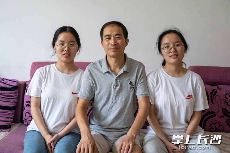 左为姐姐（唐蓓），中间父亲龙启武，右为妹妹（龙蕾）。