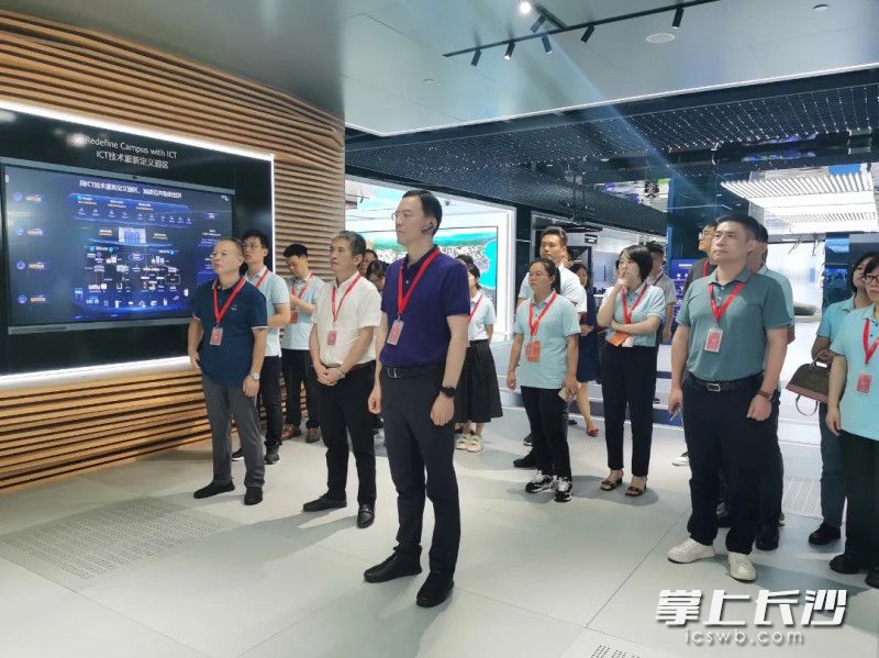 学员在华为基地、深圳作为科技有限公司参观。均为市民政局供图