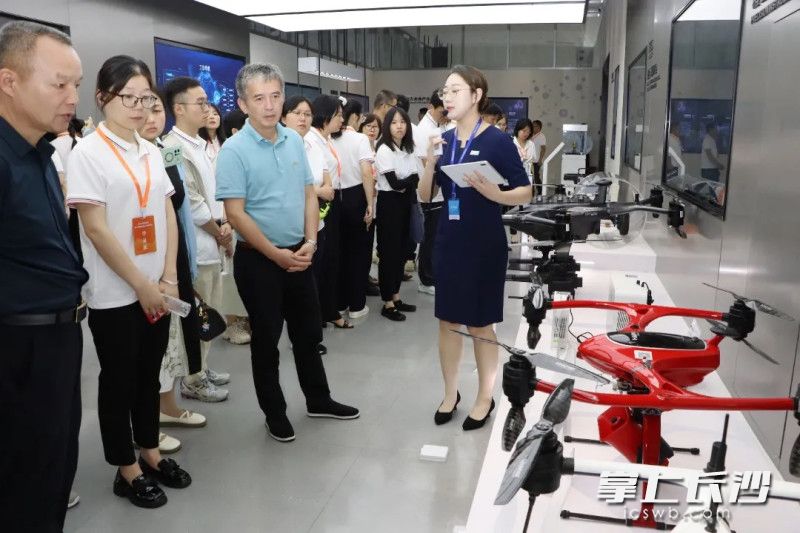 学员在渔民村、龙华城市会客厅参观。