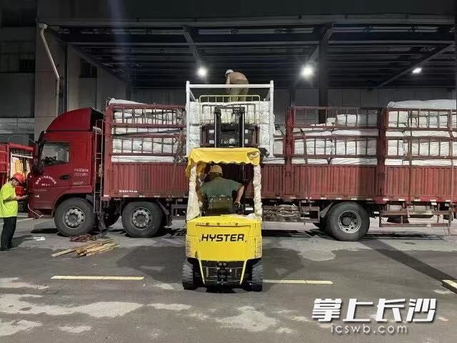 6月30日晚，省粮食和物资储备局长沙基地灯火通明，中央救灾物资正在装车。
