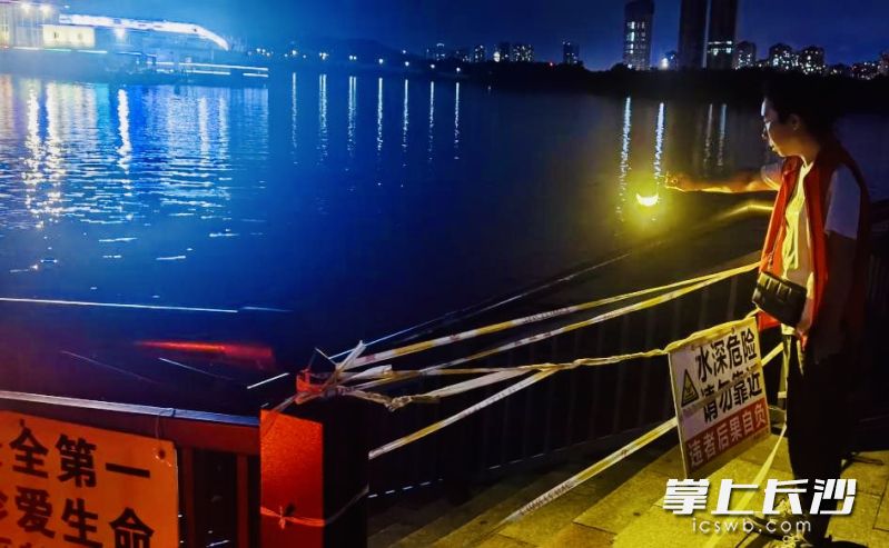 社区党员夜巡湘江大堤。  均为长沙晚报通讯员毛鑫供图