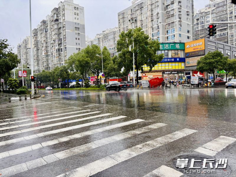 历史易渍点双拥街路口在此次强降雨天气下路无积水，平安畅通。  均为长沙晚报全媒体记者李卓摄