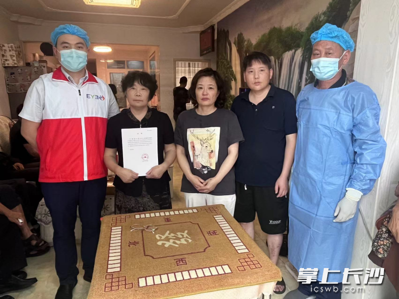 亲人们依依不舍送别谌一旺。均为长沙晚报通讯员 杨丽红 潘爱华 供图 亲人们依依不舍送别谌一旺。均为长沙晚报通讯员 杨丽红 潘爱华 供图