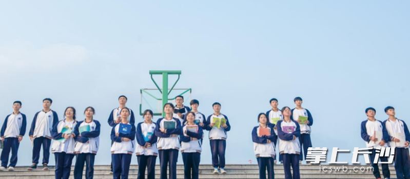 恒定中学根据学生的基础、兴趣、特长等创设不同班型，满足学生个性化的需求，更好地培养人才。