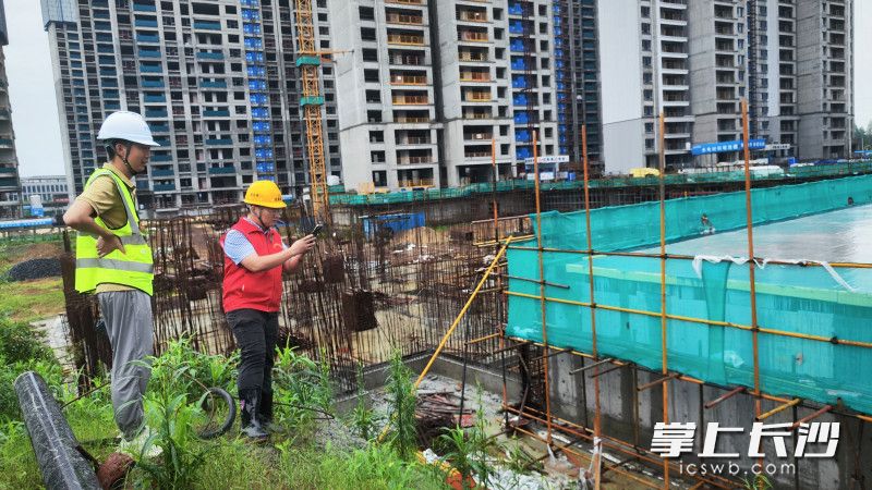 长沙市建设工程质量安全监督站工作人员在长沙龙湖滨河路项目现场开展雨季汛期建筑施工专项检查。 长沙晚报全媒体记者 孙占锋 摄