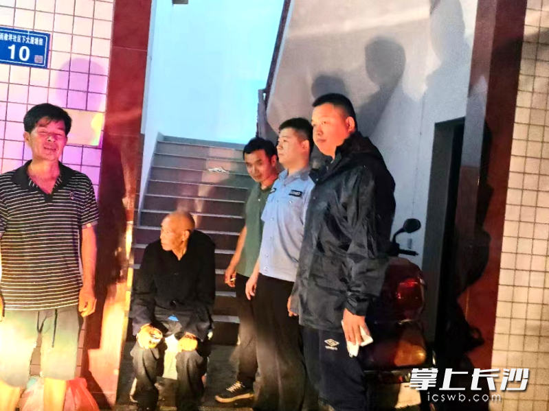 经过4个小时的冒雨搜救,终于找到走失老人。 经过4个小时的冒雨搜救,终于找到走失老人。