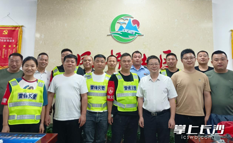 完成了搜救,大家虽然满身疲惫,但是脸上洋溢着欣慰的笑容。 均为长沙晚报全媒体记者张禹、通讯员汤帅 摄 完成了搜救,大家虽然满身疲惫,但是脸上洋溢着欣慰的笑容。 均为长沙晚报全媒体记者张禹、通讯员汤帅 摄