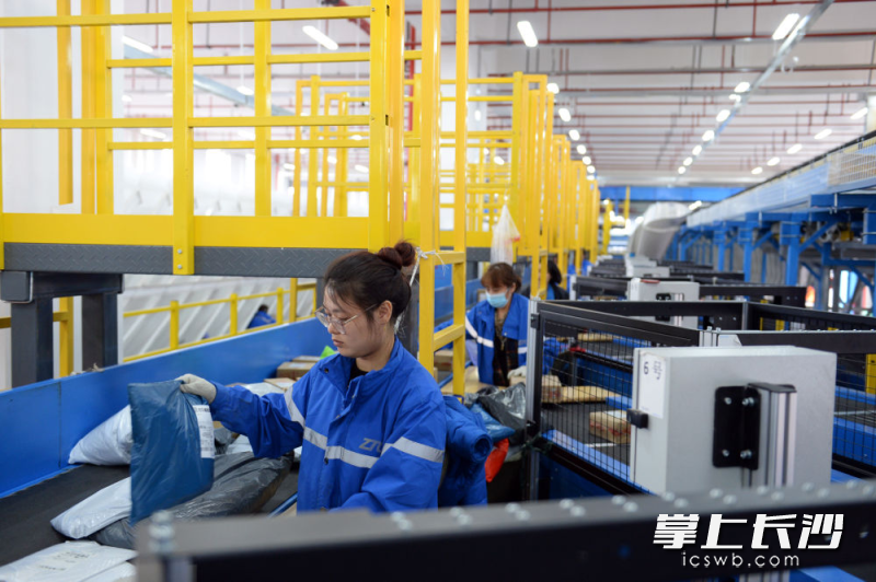 在自动化设备助力下，1至5月，中通快递长沙业务量达2.26亿件，同比增长28.95%。