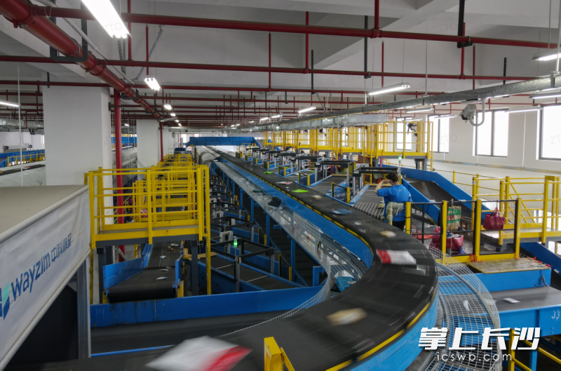 中通智慧电商产业园（湖南）项目交错纵横的传送带在高速运转。  均为长沙晚报通讯员李国威供图