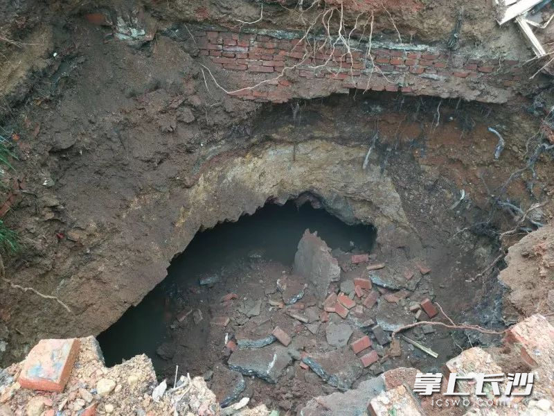 老红旗渠结构以砖拱涵、盖板涵、麻石浆砌涵为主体，因修建年代久远及冲刷，腐蚀严重。