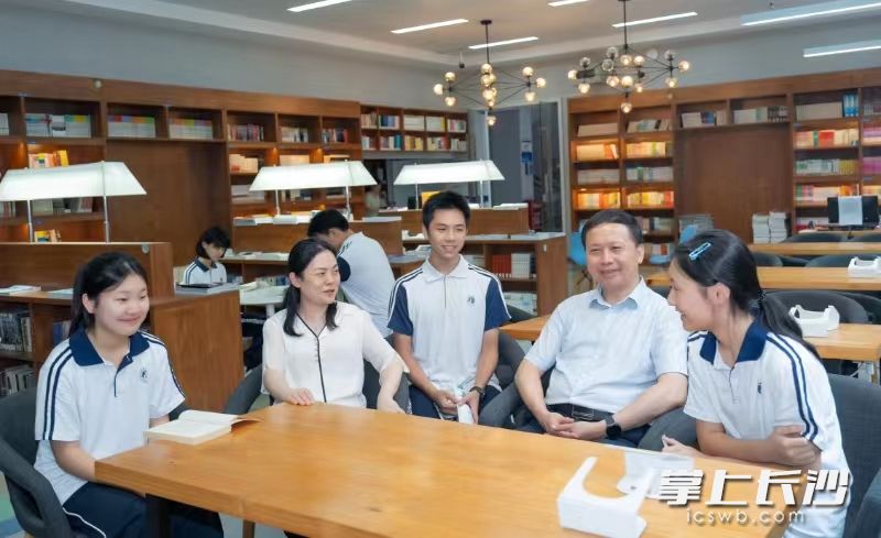 学校党委书记向雄海（右二）、校长杨革非（左二）在与学生交流。邹麟 摄