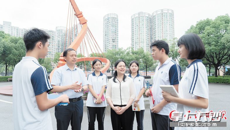 老师关心学生，学生学会关心。邹麟 摄