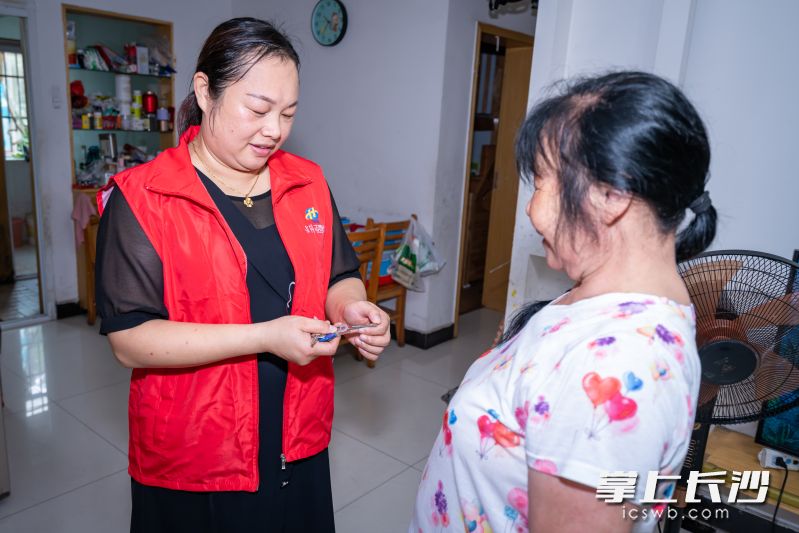 党员钟美龙保管着很多邻居家的钥匙。 均为长沙晚报全媒体记者李金摄
