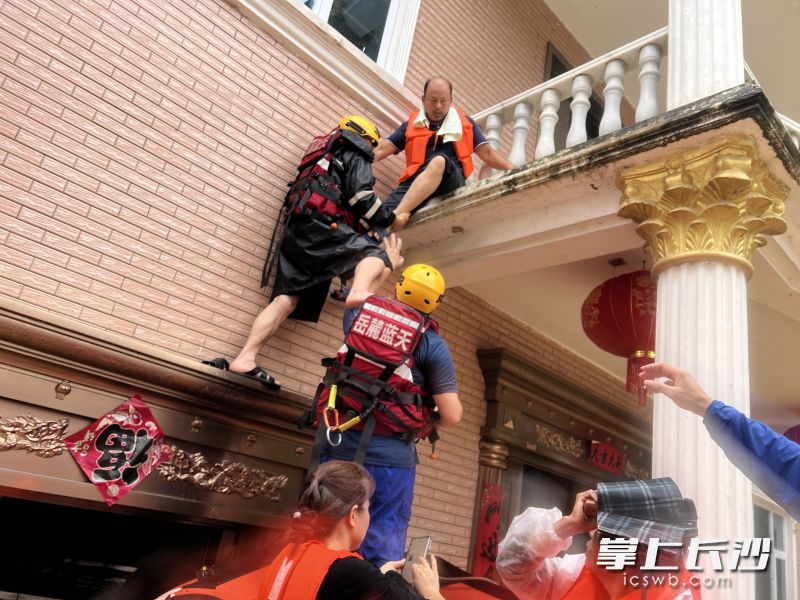 岳麓蓝天救援队驰援平江县，成功转移多名受困群众。  均为通讯员供图