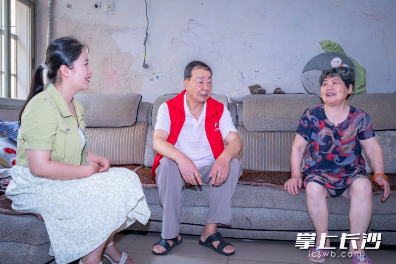 邻长童中良上门走访居民，了解高考生考试情况，送去祝福。