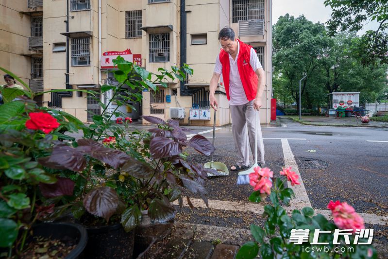 邻长童中良义务打扫小区卫生。