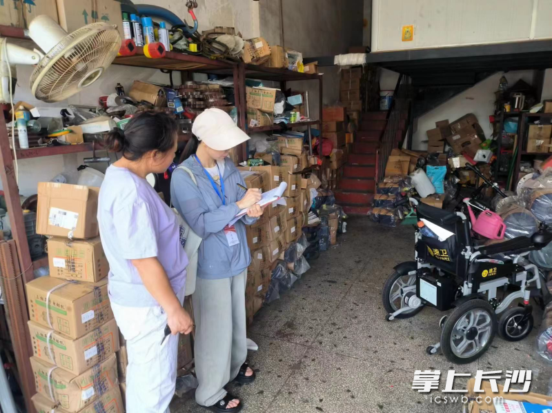 洞井街道相关工作人员深入市场、楼道，对消防安全隐患进行全面排查。