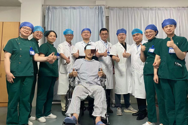 目前患者生命体征平稳，转入心内科普通病房接受后续治疗。
