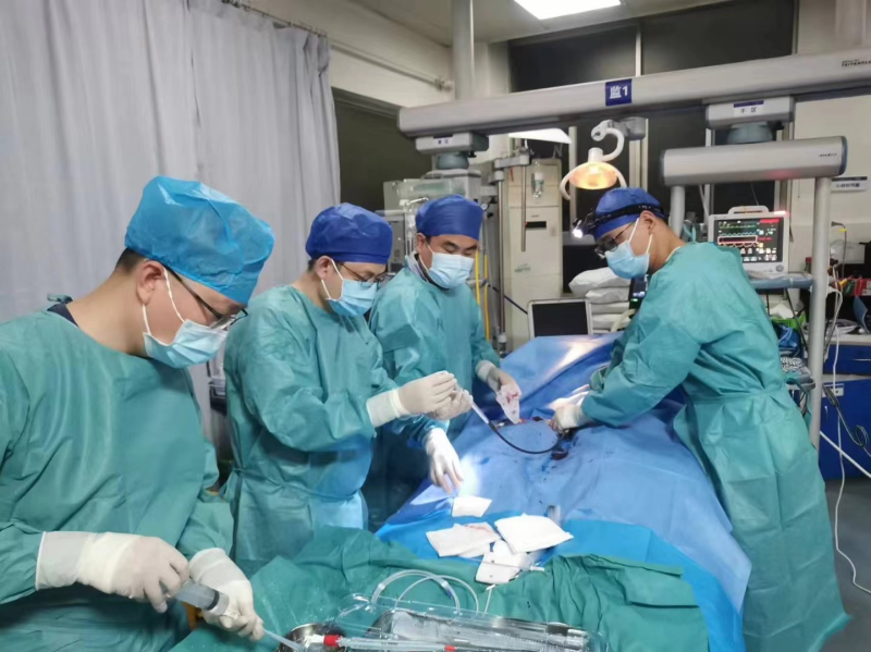 长沙市中心医院（南华大学附属长沙中心医院）急诊科ECMO团队成员在紧急救治18岁的急性心梗患者。由医院供图