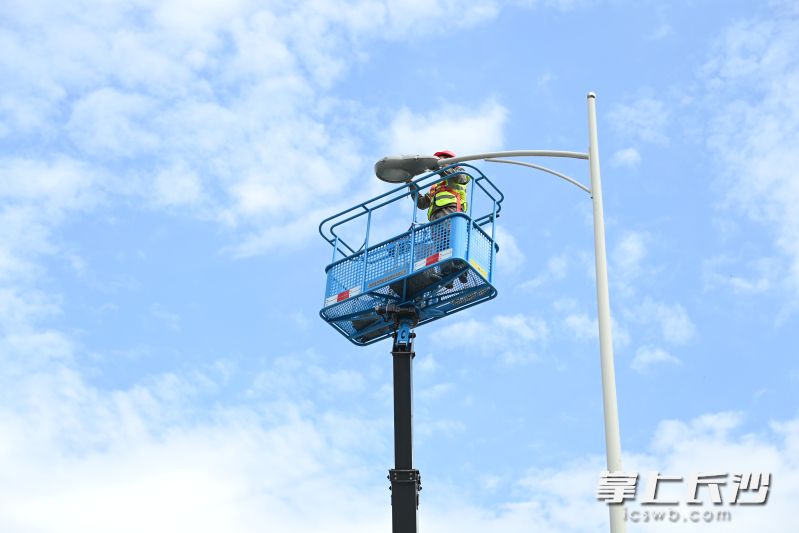 技术人员对故障路灯进行高空检修作业。 技术人员对故障路灯进行高空检修作业。