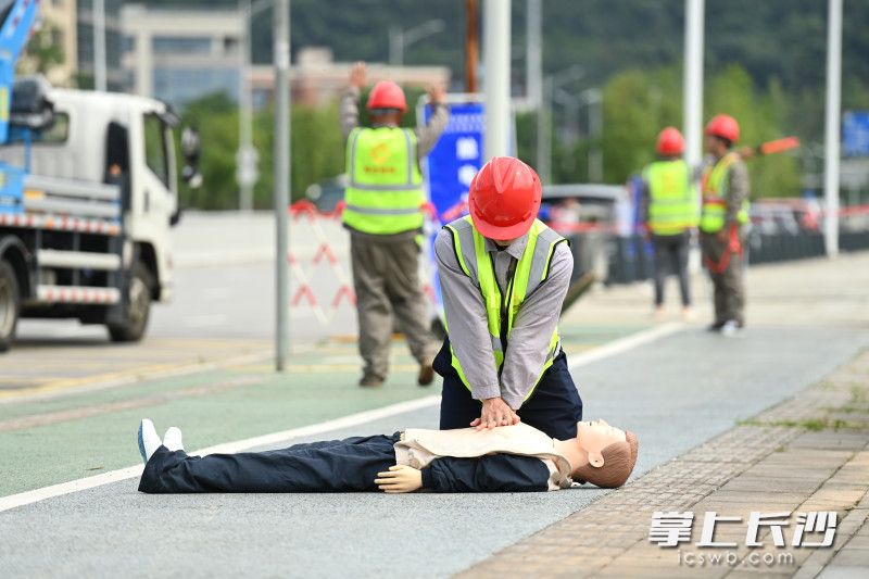 触电处置演练环节中,安全员将“触电者”移到安全区域,发现“触电者”心跳呼吸停止,立即对其进行心肺复苏。均为长沙晚报全媒体记者 黄启晴 摄 触电处置演练环节中,安全员将“触电者”移到安全区域,发现“触电者”心跳呼吸停止,立即对其进行心肺复苏。均为长沙晚报全媒体记者 黄启晴 摄
