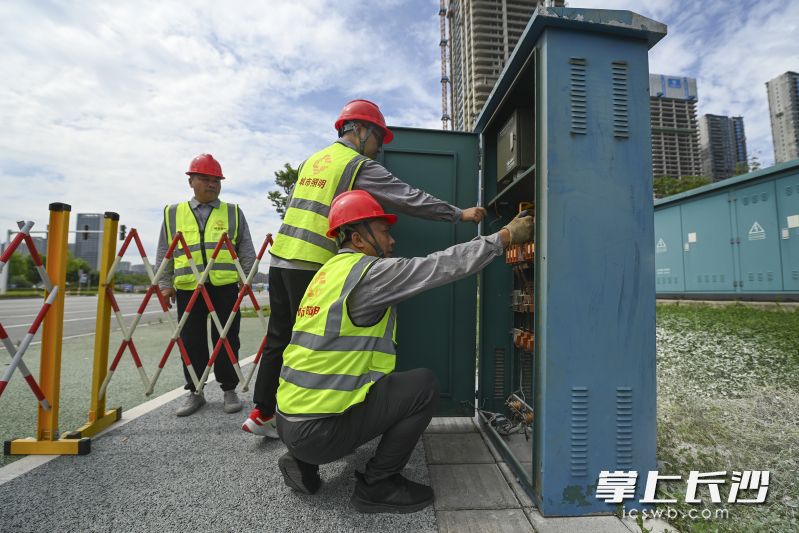 演练中,照明公司应急人员迅速出动,对路灯箱变进行“抢修”。 演练中,照明公司应急人员迅速出动,对路灯箱变进行“抢修”。