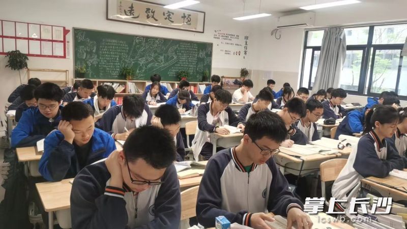 同学们正在教室里自习。