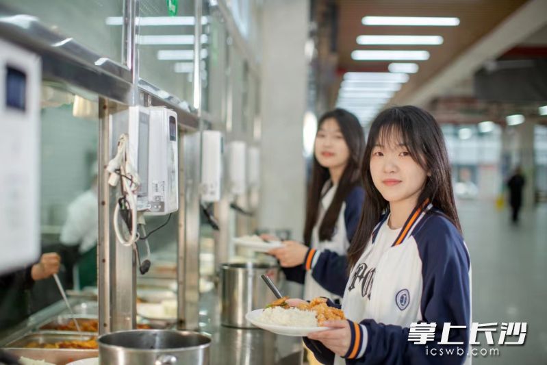 恒定学生表示，学校食堂菜品多、口味好，干净卫生，吃得放心。