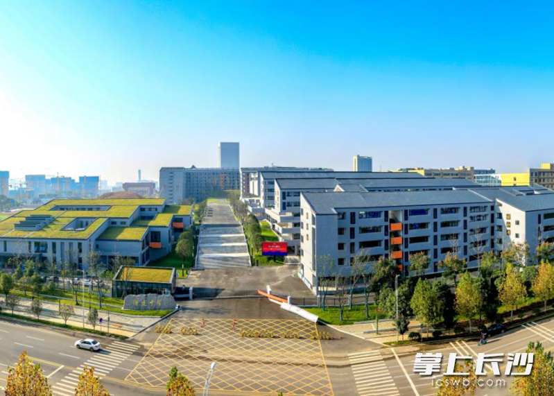 总投资7.9亿元的恒定中学，为师生提供了超好的学习、生活条件。  均为长沙晚报通讯员易颇供图
