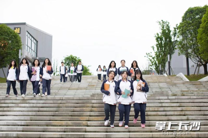 恒定中学通过严格管理和适应性教学，让学生养成良好的习惯，得到更好的成长。