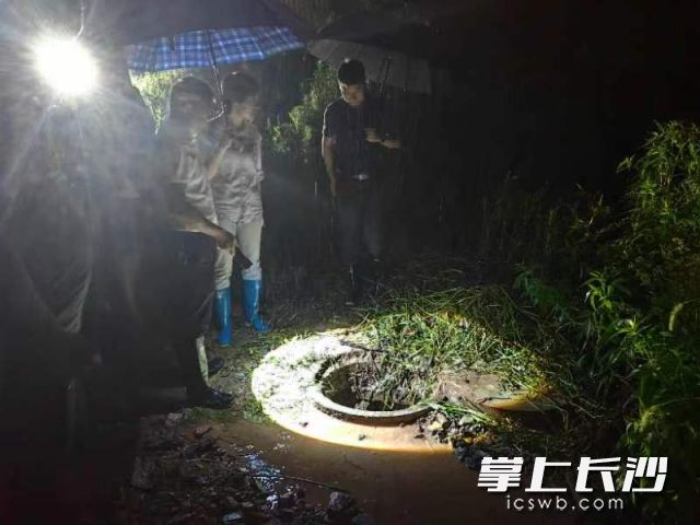 应急工作人员对辖区积水隐患点开展巡查。  长沙晚报通讯员 宋进源 供图