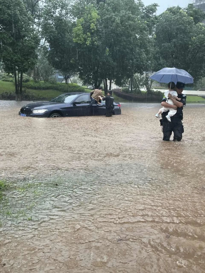 民警曾毅、黄亮将被困车内的市民转移到路边安全地带。图片均由受访方提供