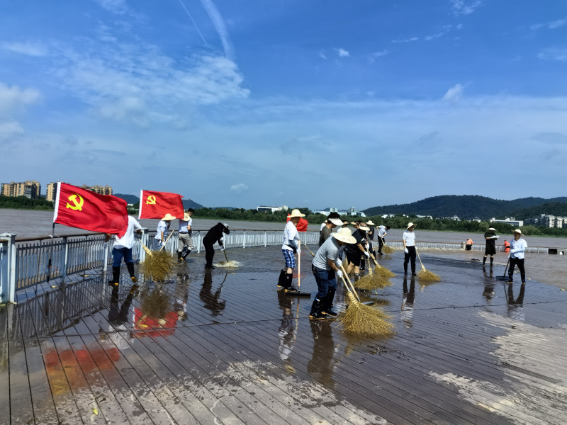 800名清淤人员加班加点为橘子洲“梳妆”干净。