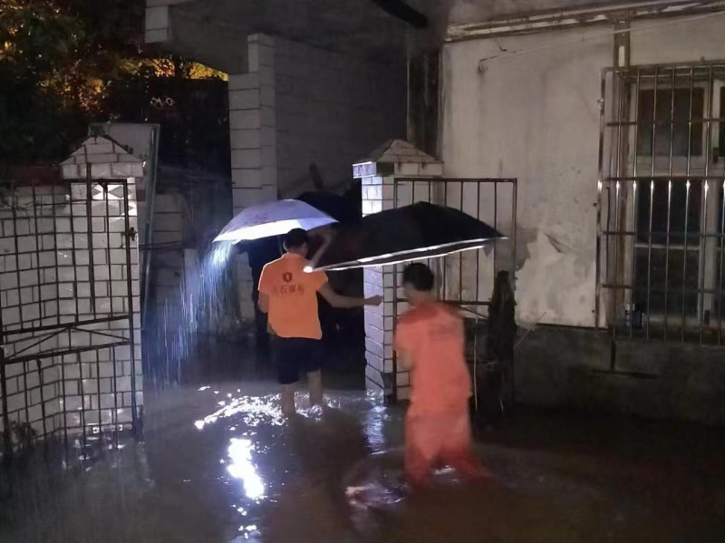 社区（村）工作人员24小时轮流坚守，组织危房人员撤离。