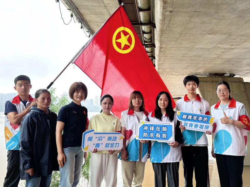 16个社区联动党员突击队、志愿服务队，及时报送信息，排查隐患。