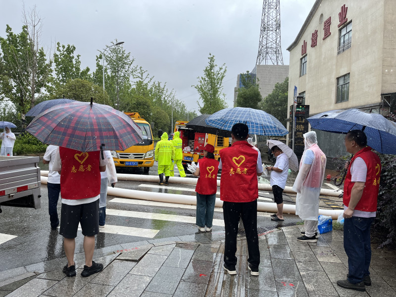洋湖街道基层党员干部奋战在防汛一线，开展积水清查，宣传防汛知识。
