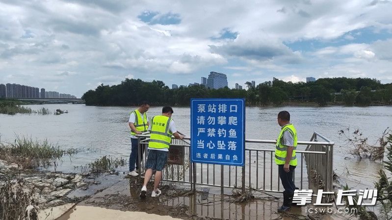 7月3日下午，“一人一闸”值守人员在黎托泵站浏阳河闸口处巡视检查。 均为长沙晚报全媒体记者孙占锋摄