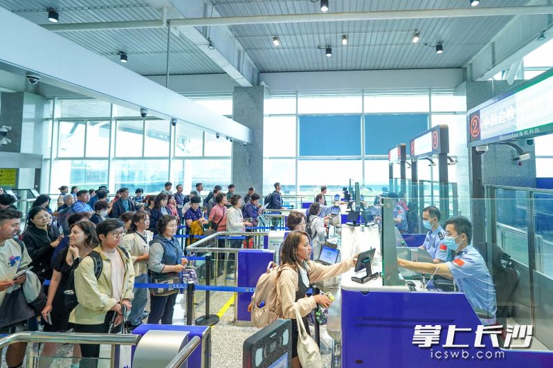 长沙出入境边防检查站民警为旅客服务。  长沙晚报通讯员 余洋 供图