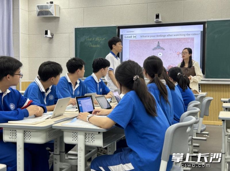 智慧课堂上，老师抛出问题，学生分组讨论。学校供图