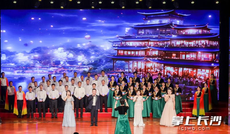 西湖街道500余名党员联唱红色经典。图片由受访者提供