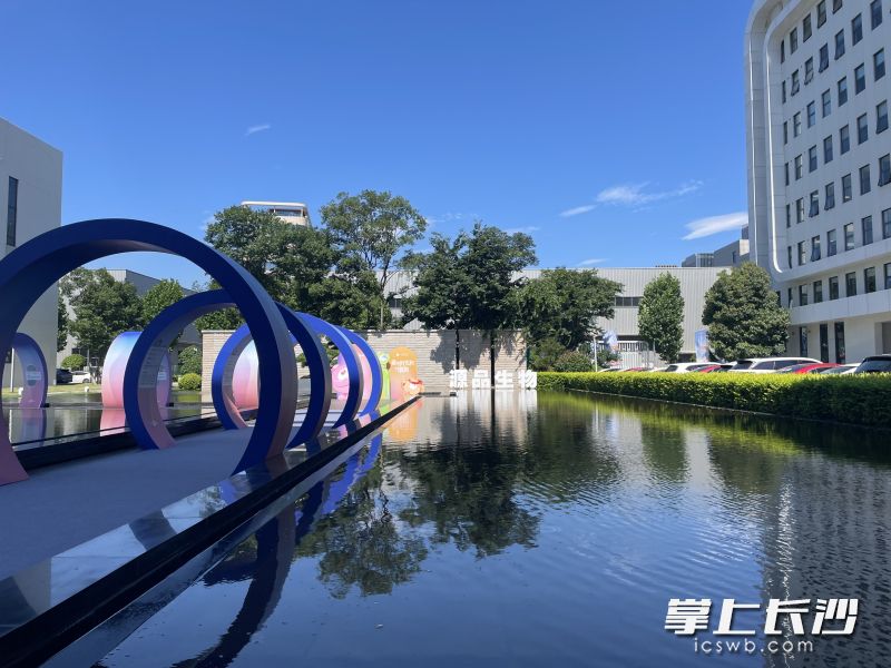 中南源品干细胞科技园开园五周年之际，中南源品干细胞科技园开展了“乘坐时光机的细胞”主题细胞科普展，为公众提供一个亲密接触细胞技术的生命科学科普平台，邀请广大民众共同走进生命科学，感受科技的魅力。