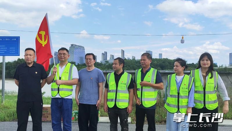 市城区排水事务中心一行到全市21个“一人一闸”值守点慰问。