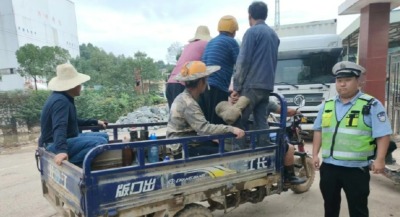小小的三轮车竟挤坐了5个成年人，交警紧急截停，及时消除安全隐患。  