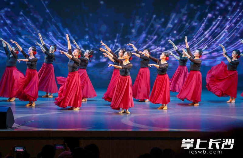 中国舞表演《一路生花》。均为长沙晚报全媒体记者何文瑞摄