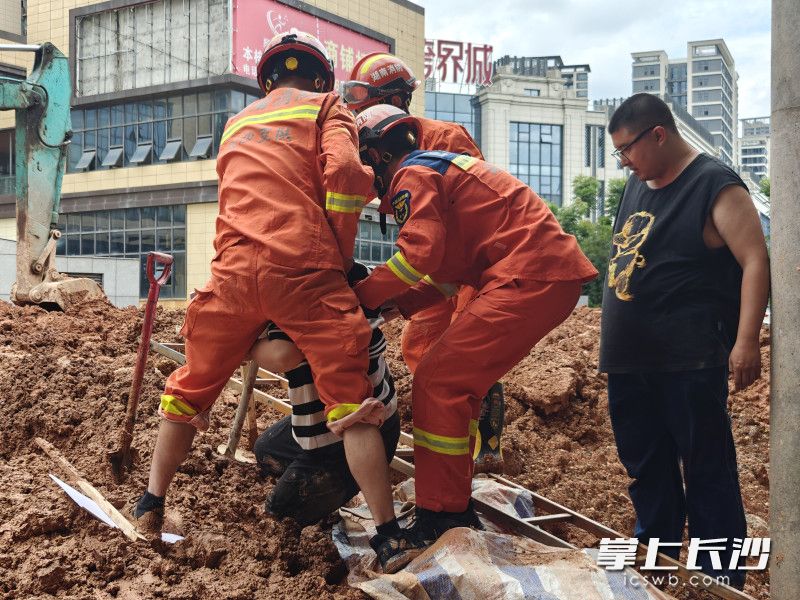 女子身陷淤泥，消防员协力将女子“拔出”。长沙晚报通讯员 胡宇波 供图