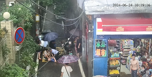 视频监控拍到了暴雨中接力救人的一幕。 视频监控拍到了暴雨中接力救人的一幕。