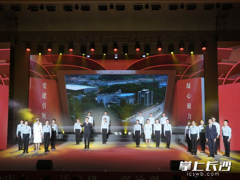 活动现场还有街道社区党员干部自编自演的情景剧、红歌合唱和诗朗诵。