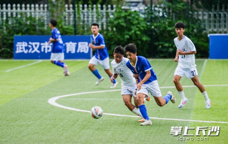 7月5日，2024年长江中游省会城市青少年足球交流赛在长沙开赛，图为长沙U16队（蓝衣）对战武汉U16队（白衣）。  均为长沙晚报全媒体记者邹麟摄