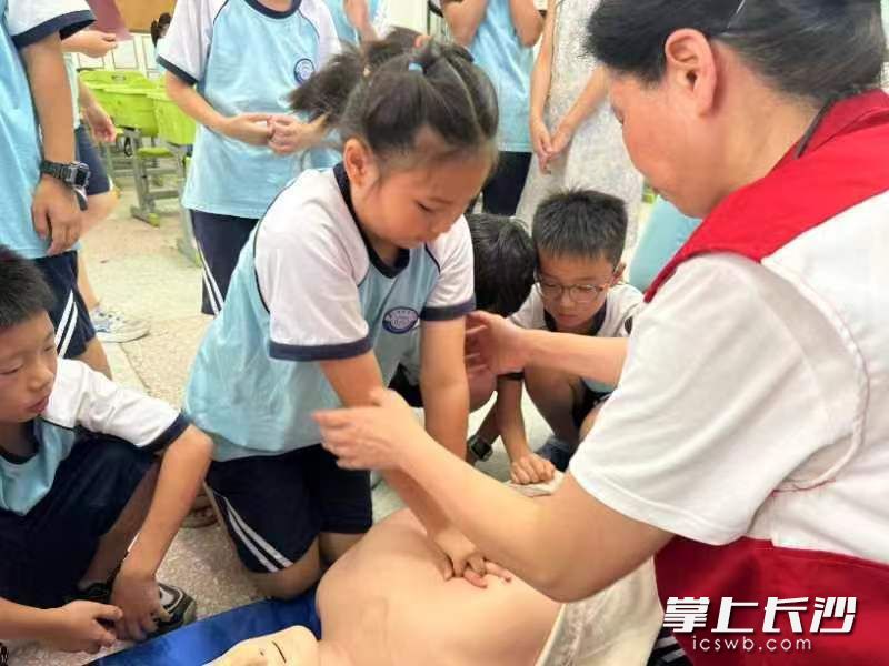 孩子们在老师的带领下学习了日常急救知识，并进行了心肺复苏、海姆立克急救法等模拟实操演练。