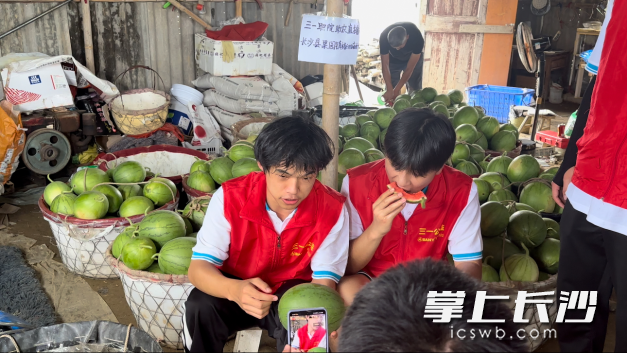 大学生们化身果园镇代言人，为滞销西瓜直播带货。